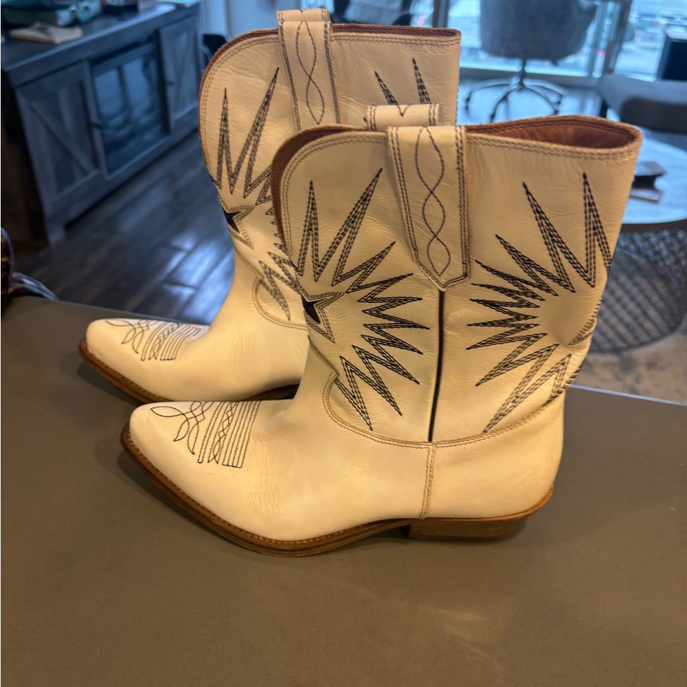 Golden Goose white cowgirl boots size 39 New never used
